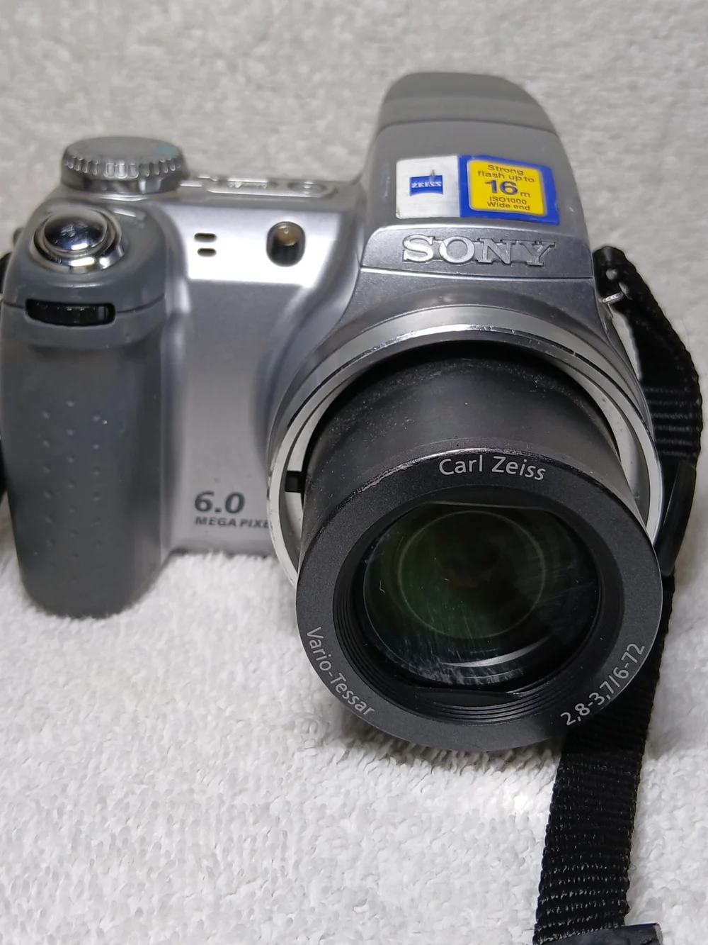 Sony Silver 6.0MP DSLR-Style Camera with Carl Zeiss Lens/RadioShack Tri-pod